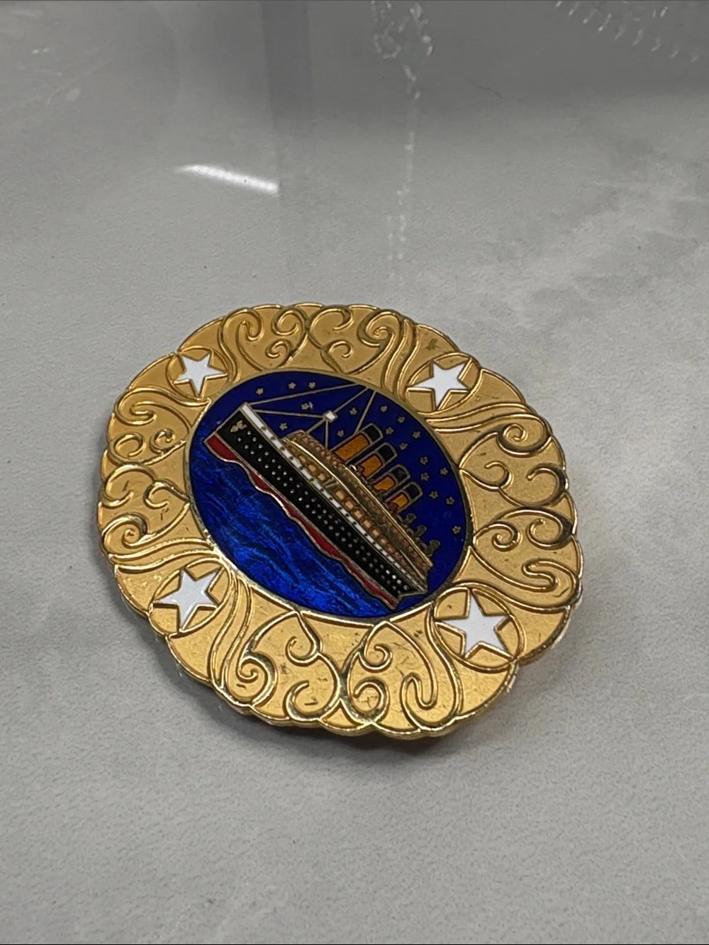 1998 Titanic Exhibition Volunteer Medallion Pin Enamel RMS Titanic Collectible